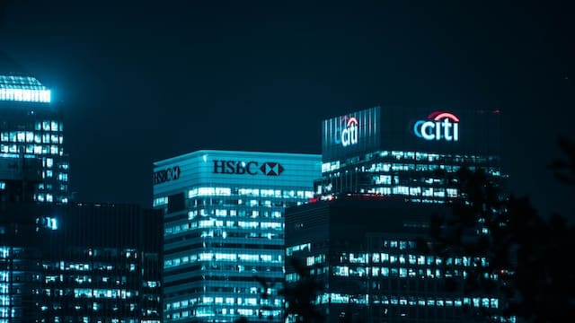Foto grafía de varios edificios, uno de ellos es un banco: HSBC